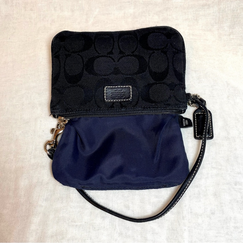 Coach Black Signature Jacquard Wristlet - Picture 11 of 12
